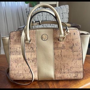 I’m selling a Anne Klein purse. It’s in good shape